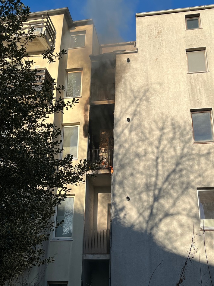 FW Bremerhaven: Küchenbrandbrand in Lehe - Balkonbrand greift auf Küche über