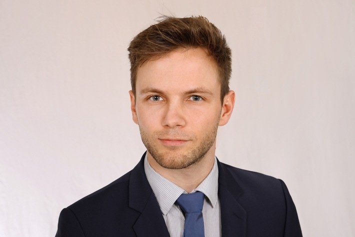 Jan Mies (34) übernimmt zum 1. Juli die Aufgabe des Fußballchefs im dpa-Sport. Er ist seit 2019 für die dpa als Sportredakteur tätig. Weiterer Text über ots und www.presseportal.de/nr/8218 / Die Verwendung dieses Bildes ist für redaktionelle Zwecke honorarfrei. Veröffentlichung bitte unter Quellenangabe: "obs/dpa Deutsche Presse-Agentur GmbH/Foto: privat"