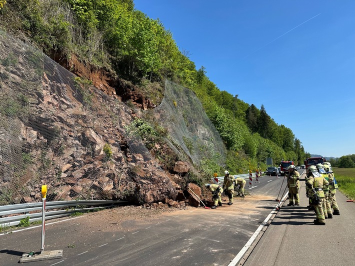 POL-FR: Winden im Elztal / B 294: Strecke nach Erdrutsch gesperrt