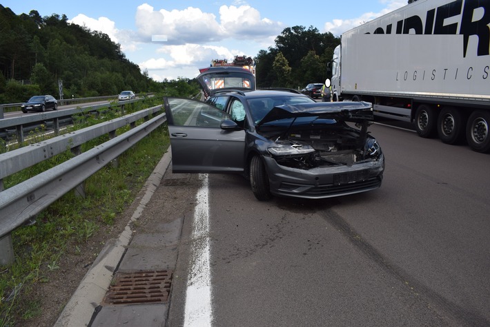 POL-PDKL: Pkw beim Fahrstreifenwechsel übersehen - Fahrer leicht verletzt