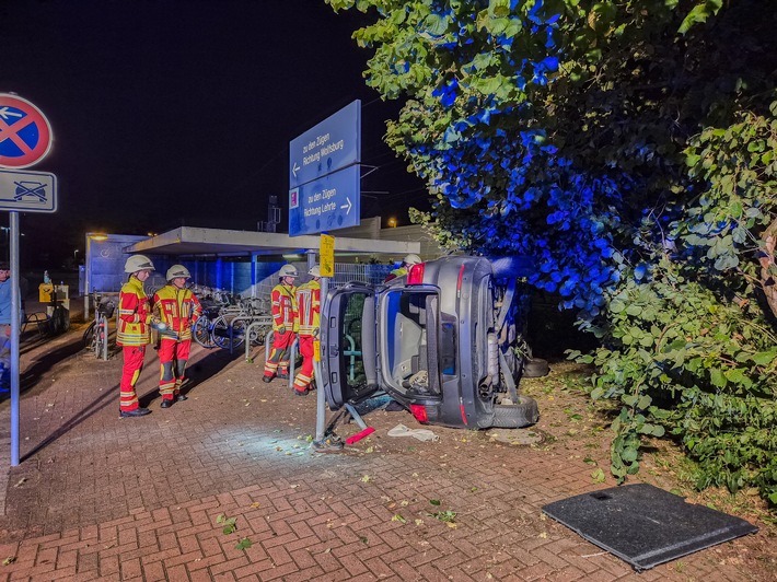 FW Lehrte: Verkehrsunfall in Arpke: PKW kommt von Fahrbahn ab und knallt in Fahrradständer am Bahnhof