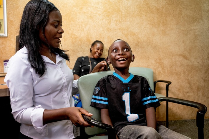 Wenn die Welt still wird / CBM ermöglicht gehörlosen Kindern den Weg zurück in die Schule