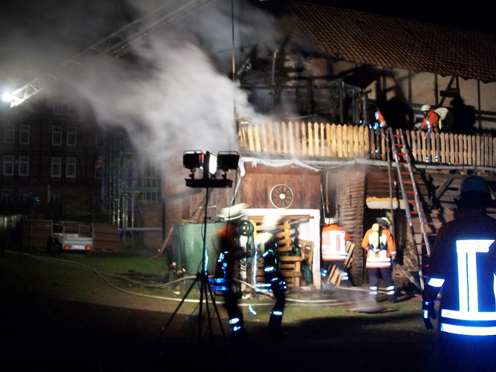 POL-HOL: Grünenplan - Obere Hilsstraße: Dachstuhlbrand verursacht 10.000,-- EUR Sachschaden - Ursache noch unbekannt -