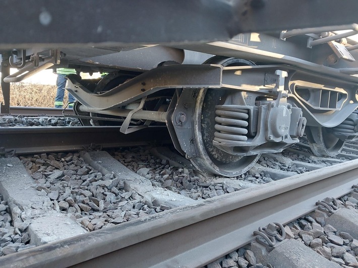 Bundespolizeidirektion München: Kesselwagen mit Gefahrgut entgleist / Kein Gefahrgut-Austritt bei Bahnunfall / Auswirkungen auf Bahnbetrieb gravierend / Gesamtschaden in Millionenhöhe