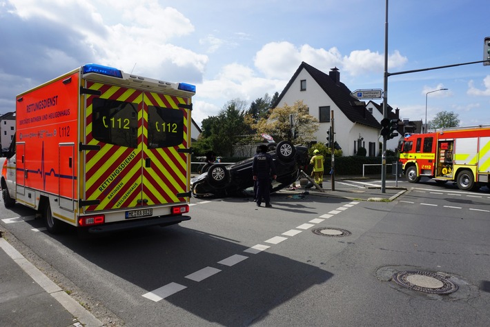 POL-ME: Pkw überschlägt sich im Kreuzungsbereich - Ratingen - 2204048