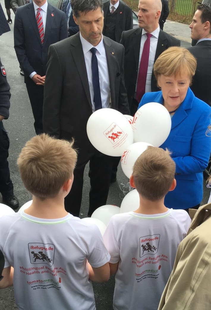 Cebit-Rundgang: Kanzlerin Merkel kriegt Luftballons geschenkt - kleiner Albert macht auf Flüchtlingsapp iRefugee.de & Gesundheitsapp tomatomedical aufmerksam