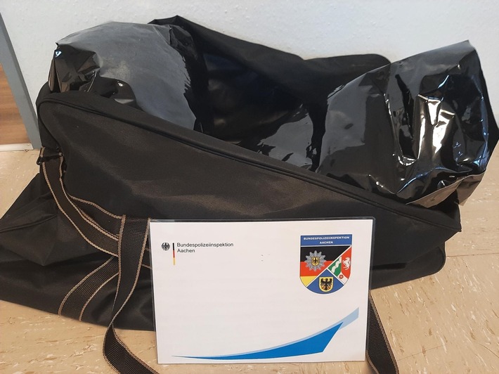 BPOL NRW: Aus 3 Gramm Marihuana werden nach Durchsuchung über 2 Kilogramm - Bundespolizei nimmt zwei Drogenschmuggler fest