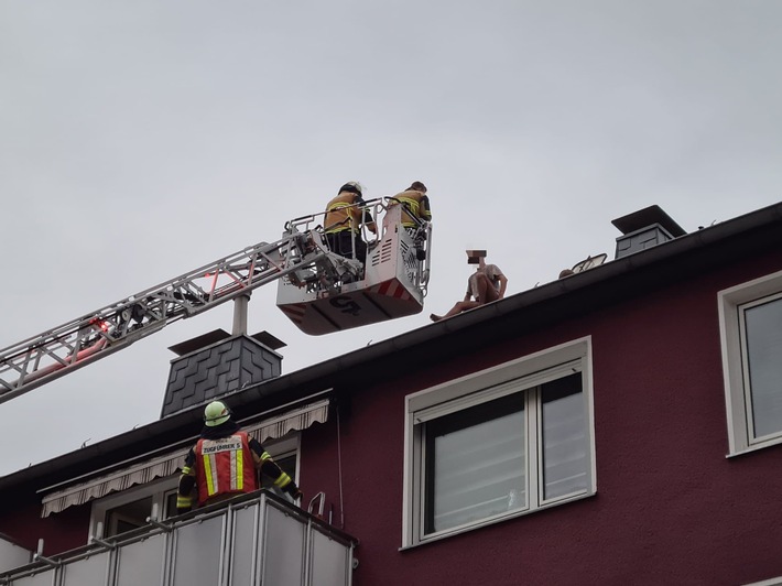 FW-E: Feuerwehr rettet Mann vom Dach eines Mehrfamilienhauses