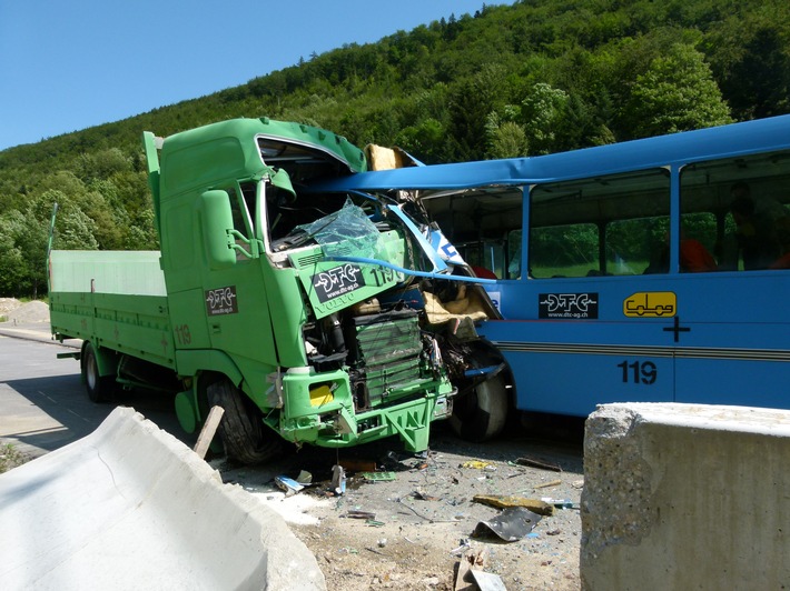 TCS-Buscrash-Test beweist: Anschnallen ist Pflicht