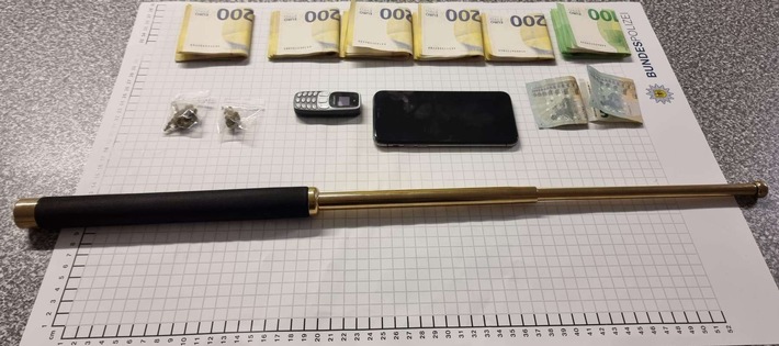 BPOL NRW: Schlagstock und Drogen aufgefunden - 33-Jähriger greift Bundespolizisten an