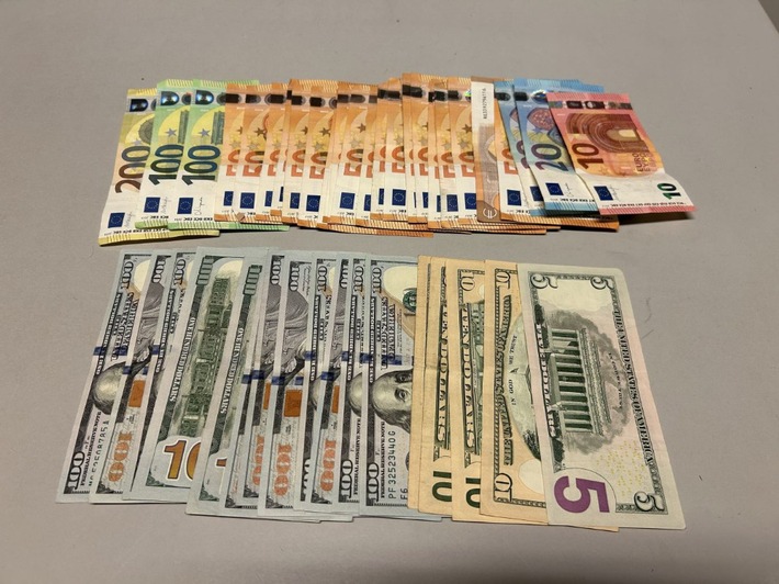 ZOLL-H: ZOLL stellt in Bremen illegale Schusswaffen sicher/Verdacht des illegalen Zigarettenhandels von mehr als 1,2 Millionen Zigaretten und einem Steuerschaden von über 200.000 Euro