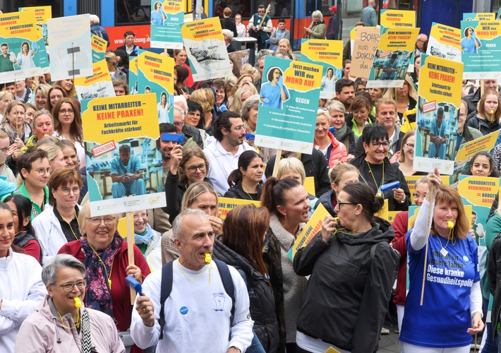 Achse des Protests von Frankfurt über Kassel bis nach Münster / Tausende Zahnärzte zeigen der Bürokratie die Zähne