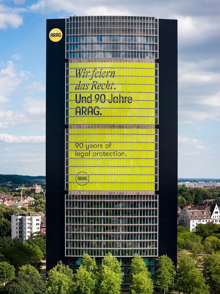 90 Jahre ARAG: Fokus Rechtsschutz aktueller denn je / 125-Meter-Fassade der Düsseldorfer Konzernzentrale mit Jubiläumsmotiv