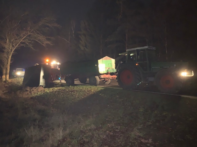 POL-CE: Celle - Traktor-Anhänger mit Mutterboden auf Bundesstraße umgekippt