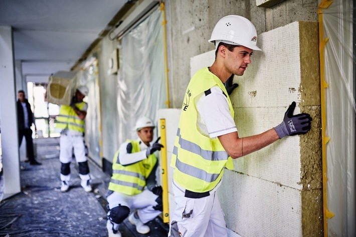 Arbeiten auf einer Baustelle / Weiterer Text über ots und www.presseportal.de/nr/172435 / Die Verwendung dieses Bildes für redaktionelle Zwecke ist unter Beachtung aller mitgeteilten Nutzungsbedingungen zulässig und dann auch honorarfrei. Veröffentlichung ausschließlich mit Bildrechte-Hinweis.