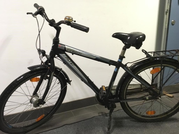 POL-SE: Henstedt-Ulzburg - Polizei stellt Fahrrad sicher und sucht jetzt deren Eigentümer