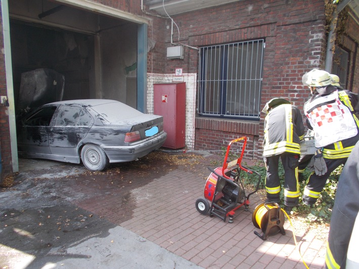 FW-DO: 23.08.2018 - PKW-Brand in einer Lagerhalle
3 Verletzte Personen durch Löschversuche