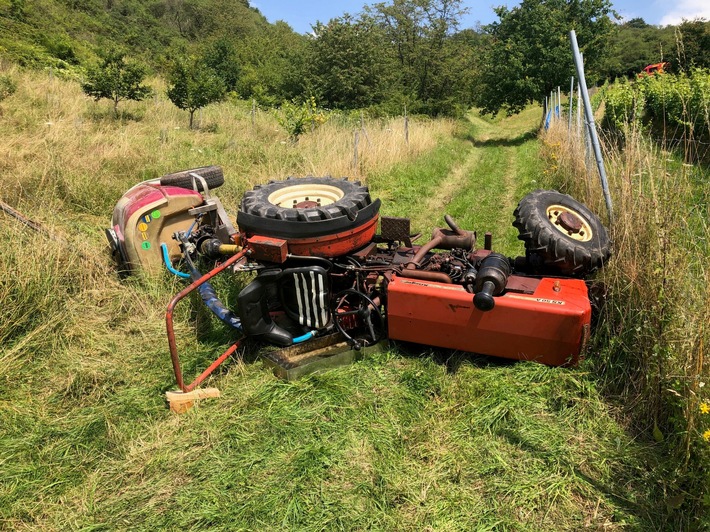 POL-PDKH: Umgestürzter Traktor - Fahrer eingeklemmt