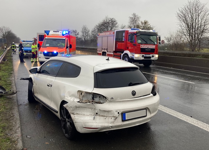 FW Moers: Verkehrsunfall auf der A 40 / 2 Leichtverletzte