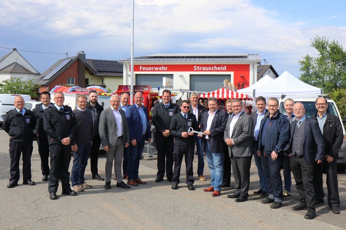 FW VG Asbach: Einsegnungen in Strauscheid: Neubau, Fahrzeug und Stromerzeuger wurden offiziell übergeben