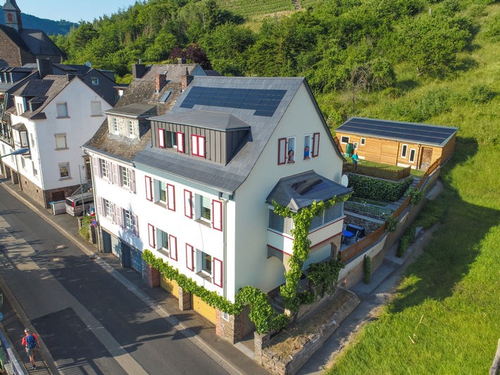 Sonnenstrom auf elegante Art / Was Experten jetzt raten und warum sich Photovoltaik bei einer Asbestsanierung rechnet