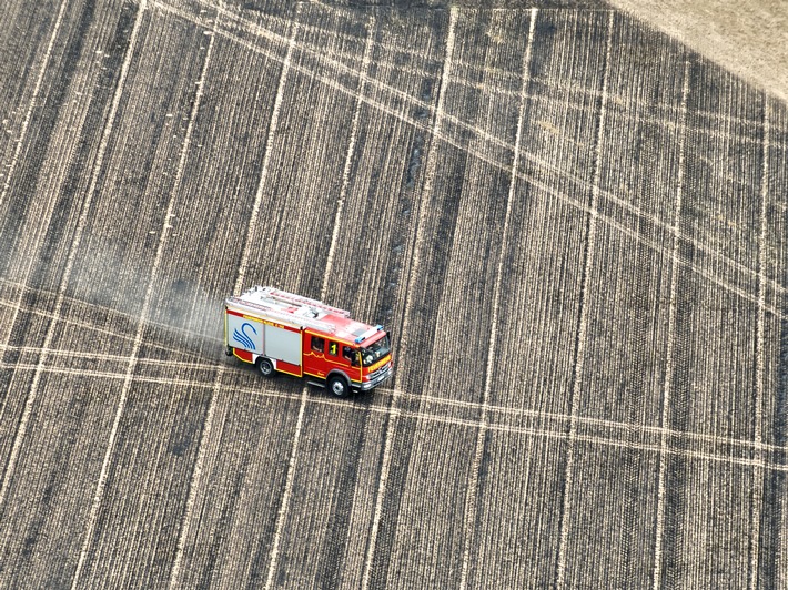 FW-KLE: Großflächiger Vegetationsbrand in Donsbrüggen - Feuerwehr verhindert Übergreifen auf Wohnhaus
