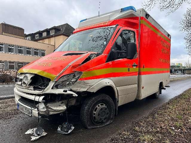 POL-GÖ: (69/2023) Rettungswagen kollidiert auf dem Weg zur Einsatzstelle mit Leichenwagen - keine Verletzten. Beide Fahrzeuge nicht mehr fahrbereit.
