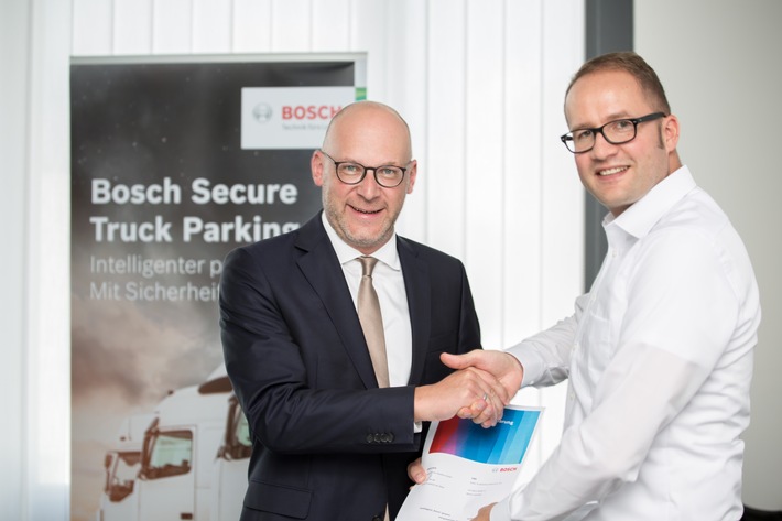 ADAC TruckService und Bosch Secure Truck Parking wollen Lkw-Parkplatznot beenden / ADAC TruckService wird strategischer Partner für die Flächenvermarktung auf Bosch Lkw-Stellplatz-Buchungsplattform