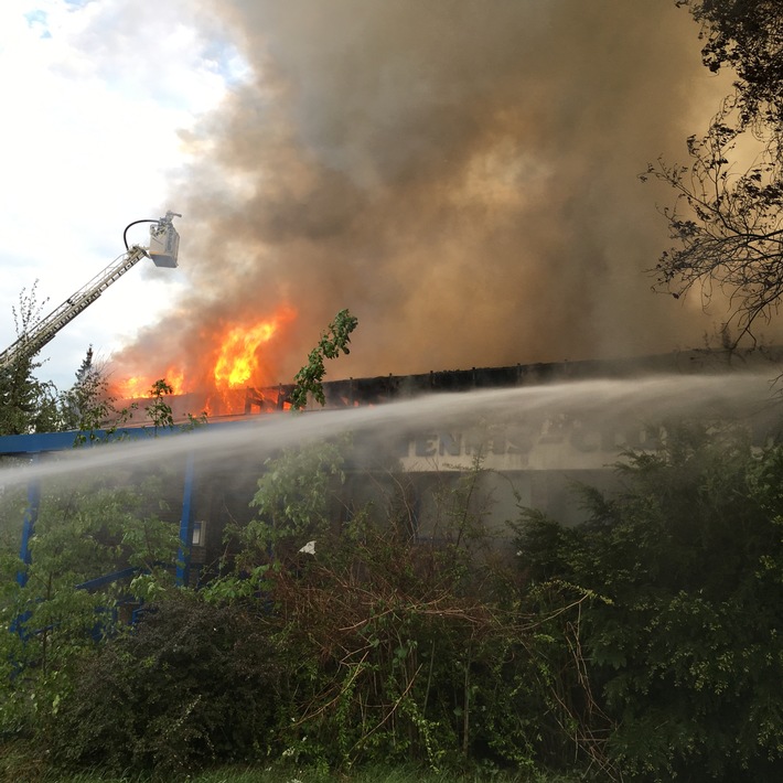 FW-Erkrath: Vollbrand eines Gebäudes mit massiver Rauchentwicklung