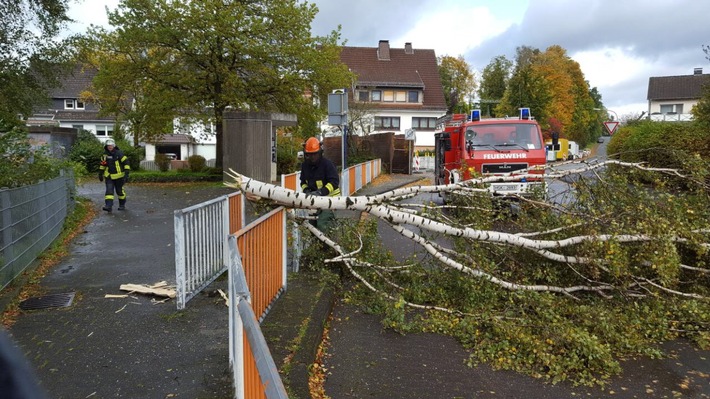 FW-AR: Sturmtief "Xavier" beschert Feuerwehr Arnsberg am Donnerstag zahlreiche Einsätze