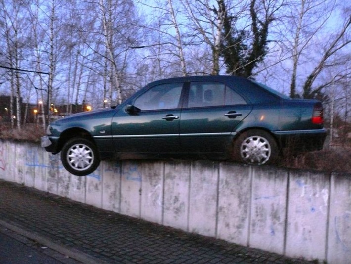 POL-DN: Fahrzeug hing halb in der Luft