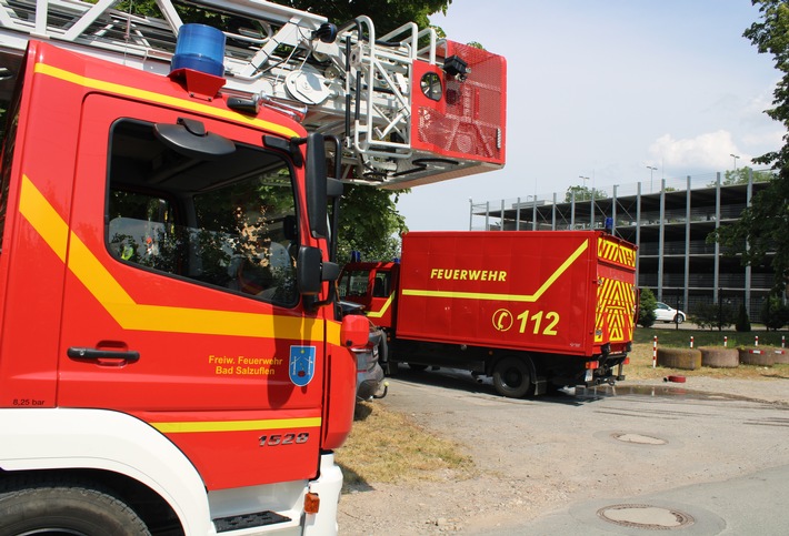 FF Bad Salzuflen: Brand zerstört Carport auf Firmengelände in Bad Salzuflen / Freiwillige Feuerwehr verhindert durch schnelles Eingreifen schlimmeres