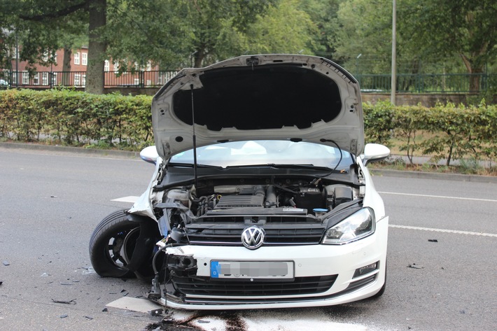 POL-ME: Zwei Verletzte nach schwerem Unfall - Hilden - 2208141