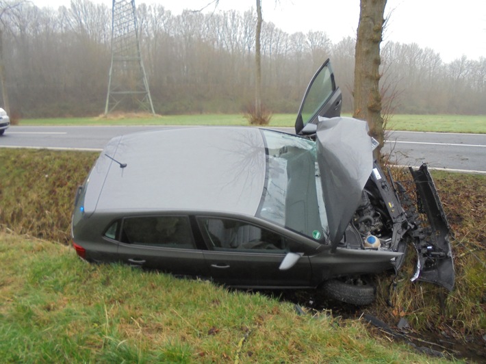 POL-MS: Auto prallt vor Baum - 87-Jähriger schwer verletzt