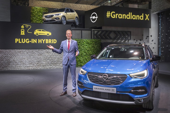 CEO Lohscheller kündigt auf IAA ersten Plug-in-Hybrid von Opel an (FOTO)