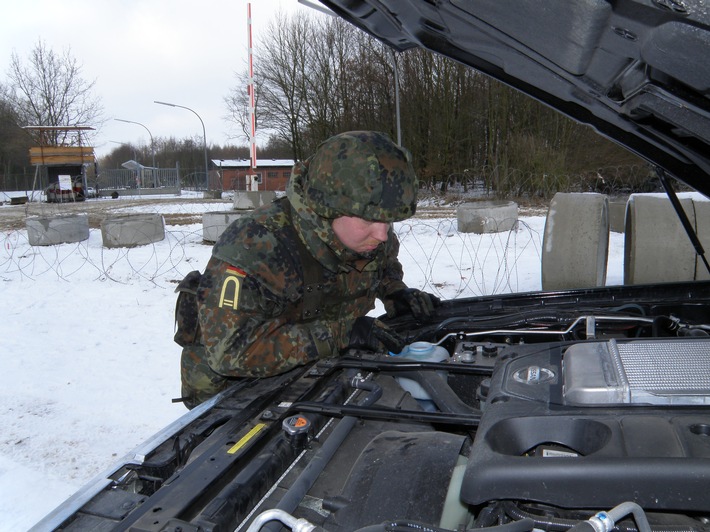 Deutsche Marine - Pressemeldung (Reportage): Bayerische Marinesoldaten kämpfen auf Bootsmannslehrgang gegen Schnee, Kälte und Übungsgegner - Sie sollen Vorgesetzte werden und umsichtig handeln