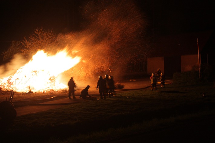 POL-HX: Abgesagtes Osterfeuer gerät in Brand