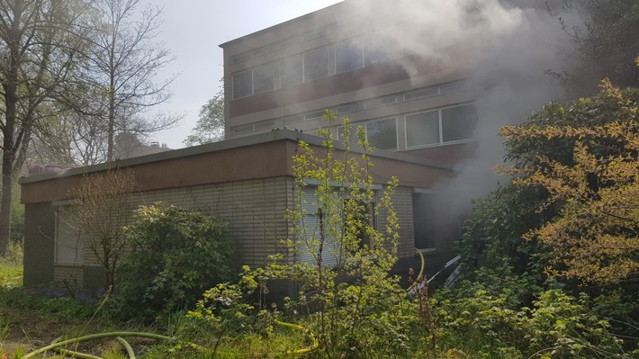 FW-OB: Feuer in ehemaliger Hauptschule