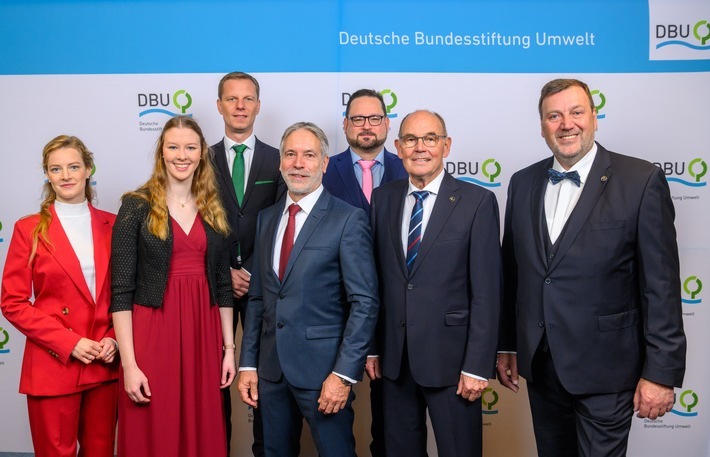 Erfindergeist, Unternehmermut, Wildnisschutz und Schulterschluss statt Grabenkämpfen: Diese Leistungen würdigt die Deutsche Bundesstiftung Umwelt (DBU) 2022 mit dem Deutschen Umweltpreis und zusätzlich mit einem Ehrenpreis. DBU-Kuratoriumsvorsitzender Kai Niebert (dritter von links) und DBU-Generalsekretär Alexander Bonde (fünfter von links) zusammen mit den Ausgezeichneten (von links): Myriam Rapior und Kathrin Muus (Ehrenpreis), Christof Schenck sowie Friedrich Mewis und Dirk Lehmann. / Weiterer Text über ots und www.presseportal.de/nr/6908 / Die Verwendung dieses Bildes für redaktionelle Zwecke ist unter Beachtung aller mitgeteilten Nutzungsbedingungen zulässig und dann auch honorarfrei. Veröffentlichung ausschließlich mit Bildrechte-Hinweis.
