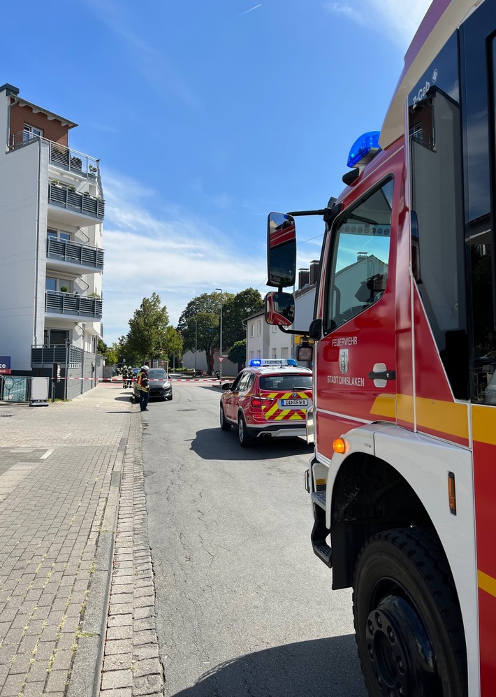 FW Dinslaken: Unbekannte Flüssigkeit löst mehrstündigen Feuerwehreinsatz aus