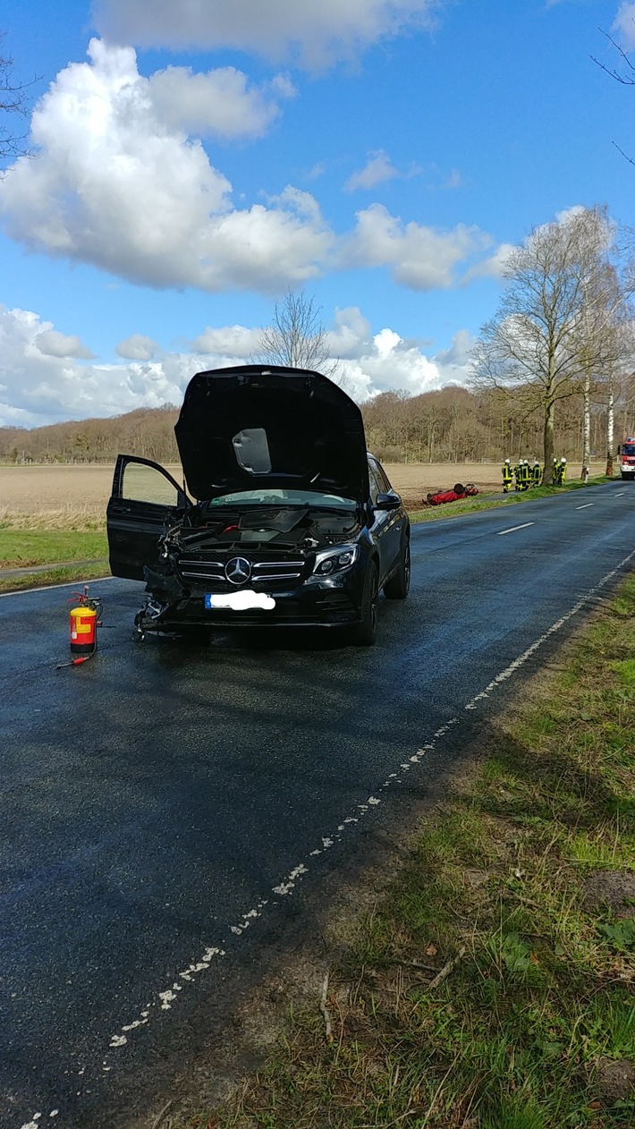 POL-STD: Auto landet auf dem Dach - Fahrer nach Frontalzusammenstoß verletzt