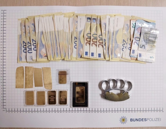 BPOL NRW: Routinekontrolle endet mit Sicherstellung von Gold im Wert von knapp 88.000, - Euro, Bargeld von über 8.000, - Euro und Schlagring in der Bauchtasche