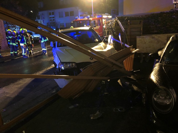 POL-NE: Zwei Verletzte und hoher Sachschaden bei Unfall in Holzheim