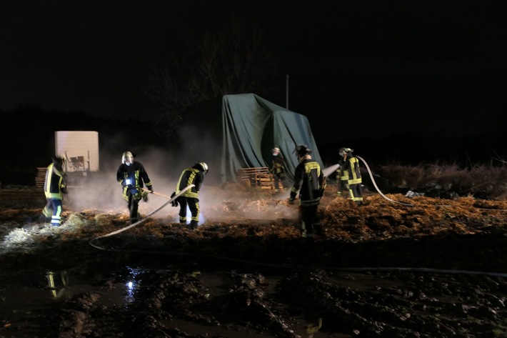 FW-DO: 23.01.2020 gestapelte Stohballen brennen in Dortmund-Asseln