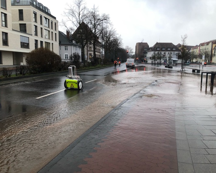 POL-MI: Massive Überflutung am Klausenwall nach Wassserrohrbruch