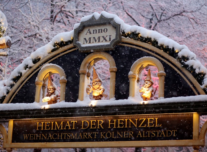 Deutschlands spektakulärste Eislauf-Erlebniswelt / "Heinzels Wintermärchen" in der Kölner Altstadt lädt erstmals zum Eisvergnügen (FOTO)