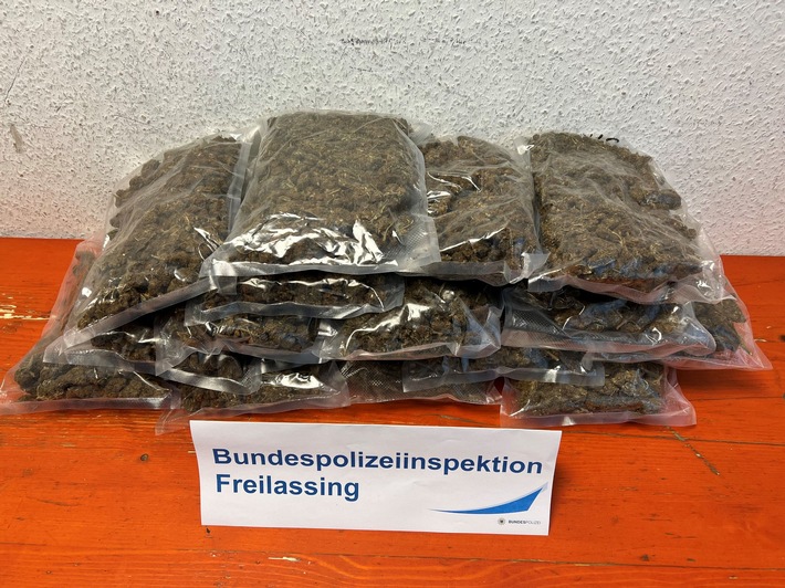 Bundespolizeidirektion München: Bundespolizei Freilassing findet bei Grenzkontrollen knapp drei Kilo Marihuana im Reisebus
