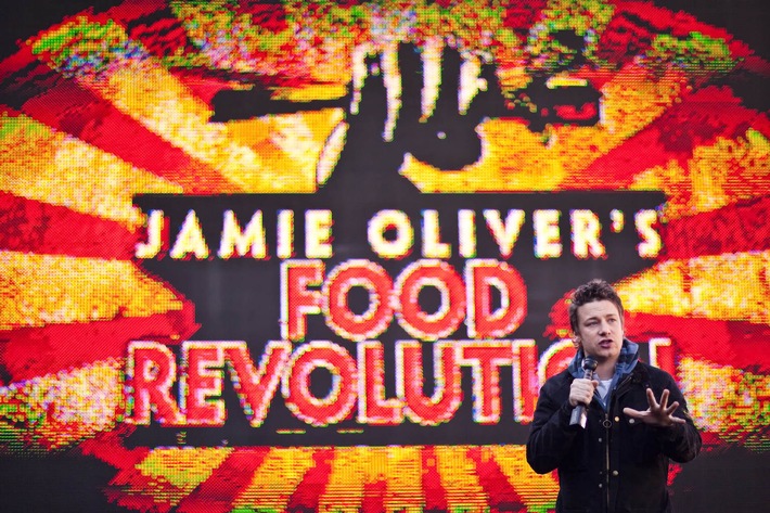 Schluss mit Fertigfraß! Starkoch Jamie Oliver ruft den dritten "Food Revolution Day" am 16. Mai 2014 aus / Premiere von "Jamie Oliver