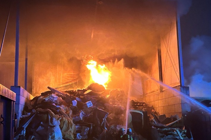 POL-PDLD: Edenkoben - Brand auf Wertstoffhof