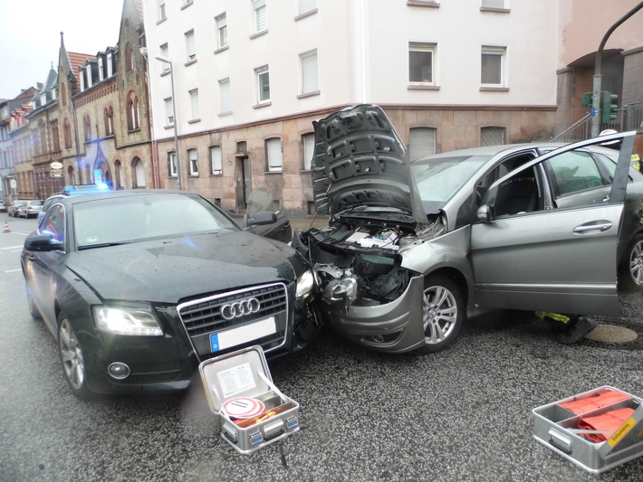 POL-PPWP: Unfall mit vier Verletzten - Zeugen gesucht!